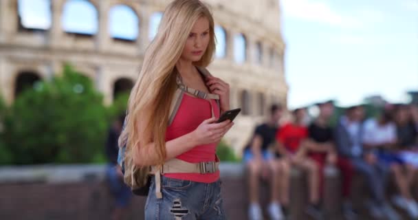 Νεαρή Γυναίκα Που Ταξιδεύει Στη Ρώμη Ιταλία Απολαμβάνει Χρόνο Της — Αρχείο Βίντεο