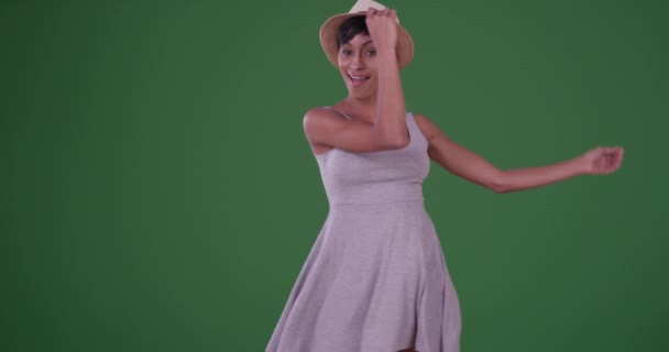 Feliz Sonriente Mujer Negra Bailando Divirtiéndose Coqueto Vestido Pantalla Verde — Vídeo de stock