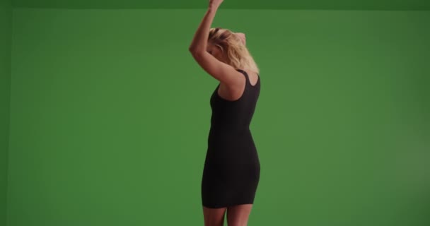 Seksowna Kobieta Tańcząca Kontrastowym Świetle Zielonym Ekranie Zielonym Ekranie Klucza — Wideo stockowe
