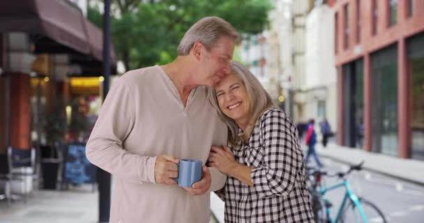 Coppia Anziana Felice Coccole Insieme Mentre Viaggia Londra Amare Moglie — Video Stock