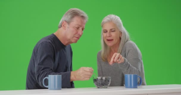 Paar Hoge Kaukasische Mensen Delen Schaal Met Fruit — Stockvideo