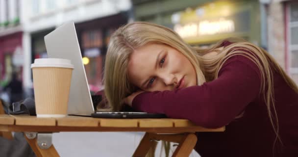 Krásná Bílá Turistka Londýně Odpočívá Hlavě Práci Svém Laptopu Ohromující — Stock video