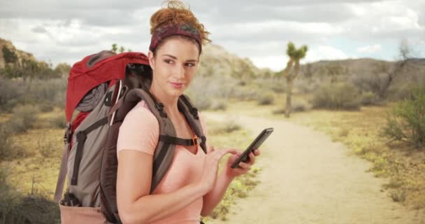 Mujer Linda Excursionista Utilizando Teléfono Inteligente Para Buscar Mapa Del — Vídeos de Stock