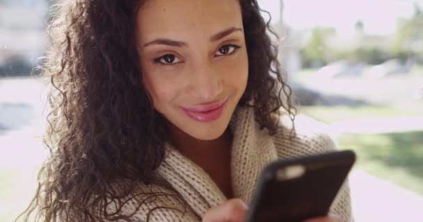 携帯電話カメラで笑顔の魅力的な若いブルネット — ストック動画