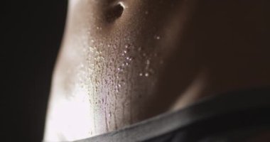 Portre aktif fitness kadının bel egzersiz terleme.