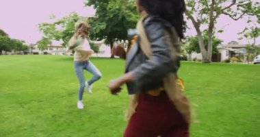 Parkta koşuşturan mutlu kız arkadaşlar