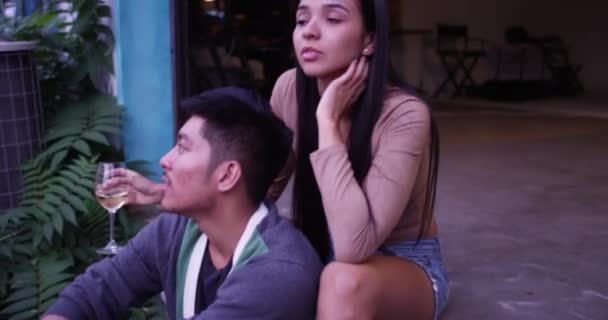 Hispanique Asiatique Mignon Jeune Couple Heureux Assis Dans Chargement Quai — Video