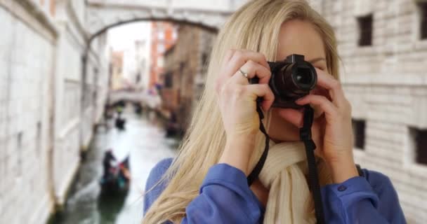 Venedik Dijital Kamerasıyla Gülümseyen Beyaz Kadın Şehirde Fotoğraf Çekiyor Güzel — Stok video