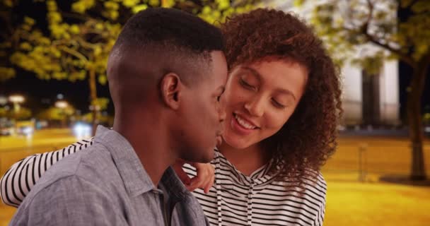 Młodzi Afroamerykanie Siedzą Nocą Dworze Paryżu Czacie Atrakcyjna Czuła Para — Wideo stockowe