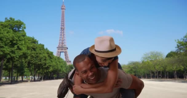Lekfullt Afrikanskt Par Som Har Roligt Tillsammans Paris Frankrike Nära — Stockvideo