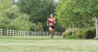 Çim alan Park karşısında çalıştıran atletik Genç Asyalı kadın