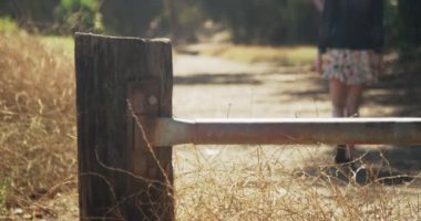 Kirli bir yolda yürüyen genç beyaz hippi kız