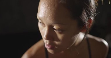 Atletik kadının çalışma sonra bir mola terleme yakın çekim