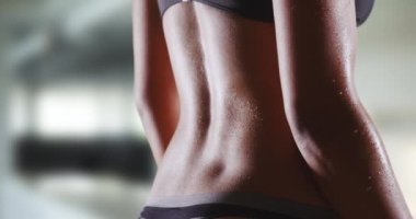 Genç Asyalı kadının sırtına dik bir bakış. Farklı milenyum kadın sporcuları kameraya doğru sırtüstü duruyorlar. 4k