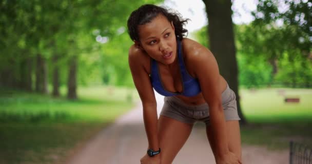 Mujer Atleta Filipina Corriendo Parque Durante Día Corredora Milenaria Limpia — Vídeo de stock