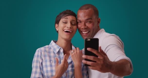 Ett Svart Par Tar Selfie För Att Fira Sin Förlovning — Stockvideo