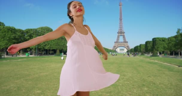 Movimiento Lento Hermosa Mujer Latina Vestido Girando Cerca Torre Eiffel — Vídeo de stock