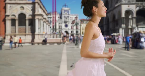 Atrakcyjna Latynoska Kobieta Wakacjach Stoi Placu Marka Rozglądając Się Uśmiechnięta — Wideo stockowe