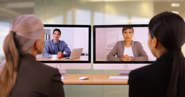 Tým Profesionálů Kanceláře Povídá Videokonferenčním Hovoru Čtyři Obchodníci Mají Videohovor — Stock video