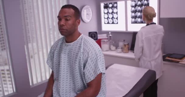 Paciente Negro Esperando Escuchar Sobre Los Resultados Prueba — Vídeos de Stock