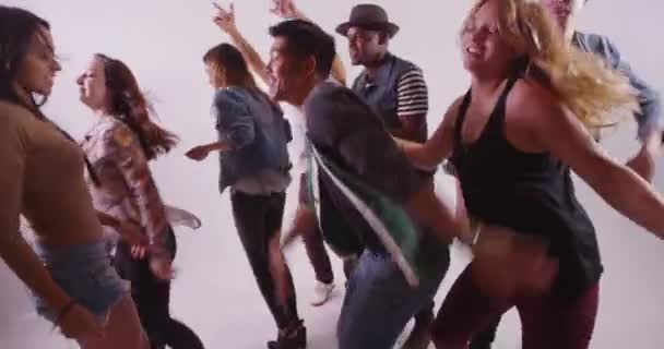 Multi Ethnische Gruppe Lebenslustiger Junger Freunde Tanzt Lächelnd Lachend Und — Stockvideo