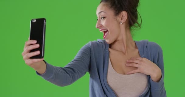 Uma Mulher Hispânica Tira Uma Selfie Ecrã Verde Tela Verde — Vídeo de Stock