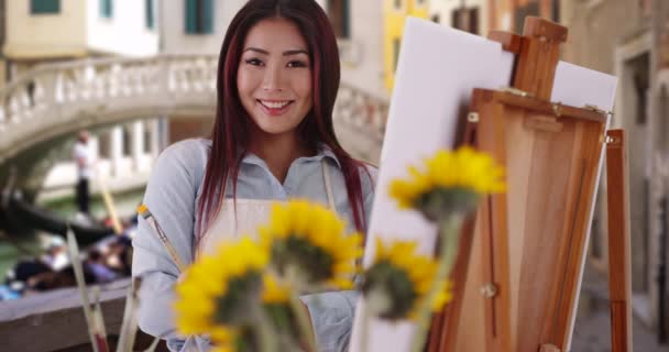 Bellissimo Pittore Sorridente Erge Con Cavalletto Venezia Donna Asiatica Che — Video Stock