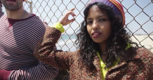 Jong Hip Afrikaanse Vrouw Staren Camera Met Hispanic Vriend Een — Stockvideo