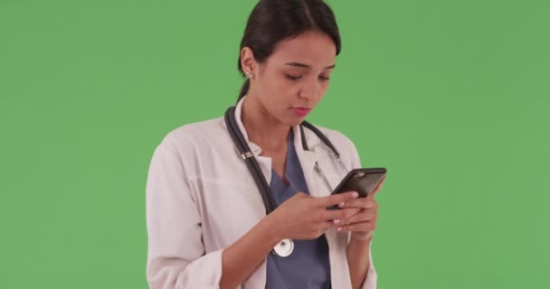 Spaanse Vrouw Medische Professional Sms Mobiele Telefoon Groen Scherm Voor — Stockvideo