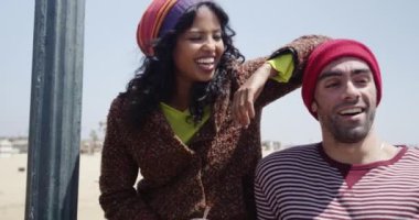 Genç hippi bir iskelede iki farklı etnik arkadaş ediniyor.