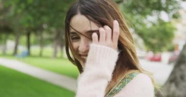 Kameraya gülümseyen güzel Meksikalı kadın