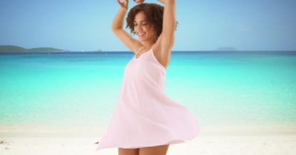 在加勒比海海滩上 美丽的黑人女人穿着白色衣服旋转着 快乐的女人在白色沙滩上旋转 — 图库视频影像