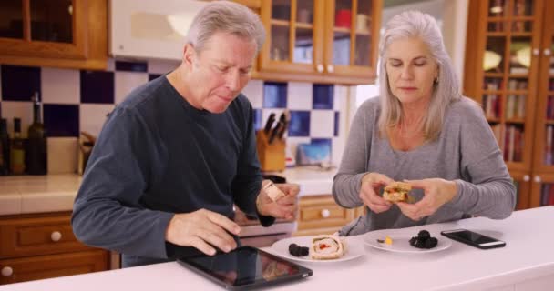 Preciosa Pareja Ancianos Almorzando Juntos Mirando Tecnología Personas Sanas Mediana — Vídeos de Stock