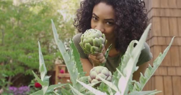 Mulher Bonito Dançando Com Legumes — Vídeo de Stock