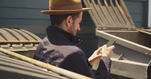 Homem Hispânico Feliz Usando Smartphone Livre — Vídeo de Stock