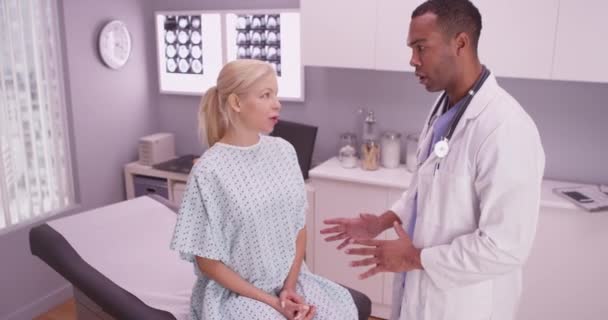 Médecin Noir Parlant Avec Une Patiente — Video