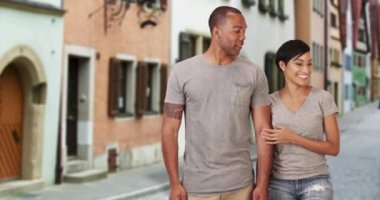 Venedik 'te tatil yapan siyah bir çift kucaklaşmak için durur. Avrupalı tatilde olan Afro-Amerikalı çift kaldırım taşı caddesinde geziniyor. 4k