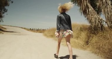 Şirin hipster beyaz kız kir iz yürüyüş
