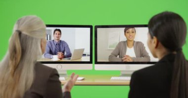 Ofis profesyonellerinden oluşan bir ekip yeşil ekranda görüntülü konuşma yapıyor. Anahtar ya da birleşik olmak üzere yeşil ekranda.