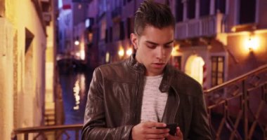 Mutlu çekici milenyum çocuğu Venedik 'te gece vakti cep telefonuna cevap veriyor. Havalı ve yakışıklı İspanyol erkek portresi akşamları ışıklarla cep telefonuyla sohbet ediyor. 4k