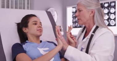 Güzel İspanyol futbol atleti doktordan spor sakatlığını incelemesini istiyor.