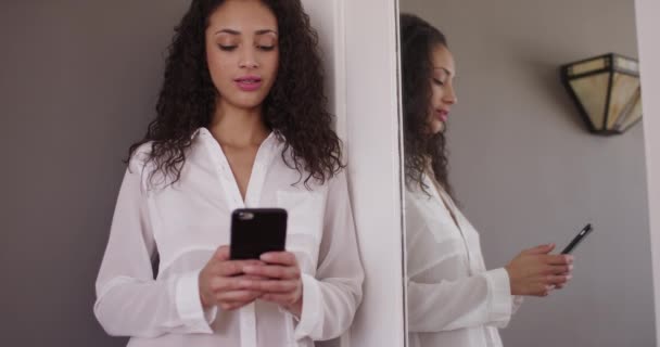 Charmig Ung Kvinnlig Brunett Modell Textilen Framför Spegel — Stockvideo