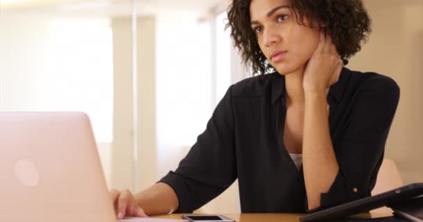 Aranyos Üzletasszony Fekete Böngésző Online Laptop Számítógépen Portrait Black Woman — Stock videók