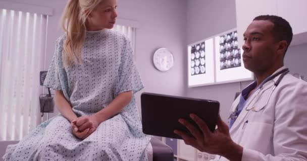 Чорний Лікар Розмовляє Жінкою Пацієнтом Планшетом — стокове відео