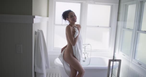 魅力的な若いヒスパニック系の女性がタオルで乾燥 — ストック動画