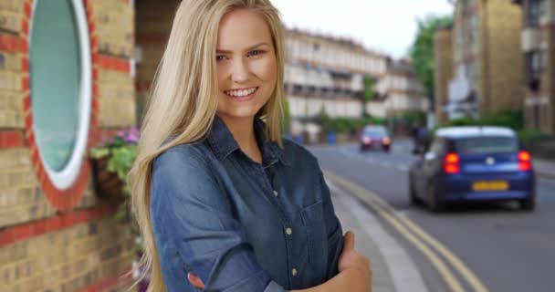 Sorridente Donna Bianca Guarda Macchina Fotografica Mentre Nelle Strade Windsor — Video Stock