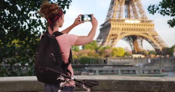 Mulher Caucasiana Ativa Gravando Vídeo Torre Eiffel Seu Passeio Bicicleta — Vídeo de Stock