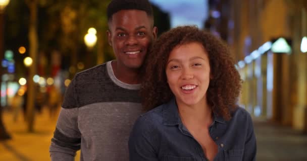 Pov African American Couple Video Chat Paris Vista Desde Pantalla — Vídeo de stock