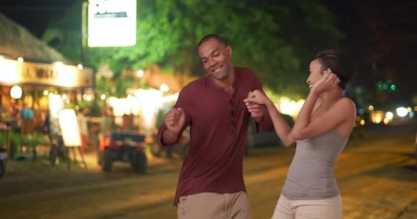 Casal Afro Americano Dança Numa Cidade Tropical Homem Uma Mulher — Vídeo de Stock