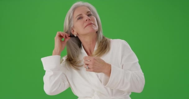 Sağlıklı Saç Tarama Beyaz Kadın Kıdemli Portresi — Stok video